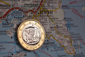 Griechische Euromünze auf Karte vor Athen