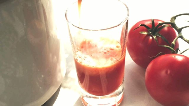 Tomaten- und Sauerkrautsaft frisch gepresst