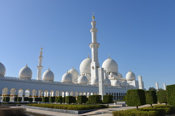 Fototapeta na wymiar View of the grand mosque in Abu Dhabi
