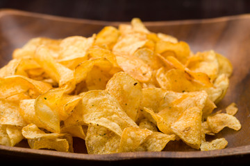 Kartoffelchips mit Kräutern