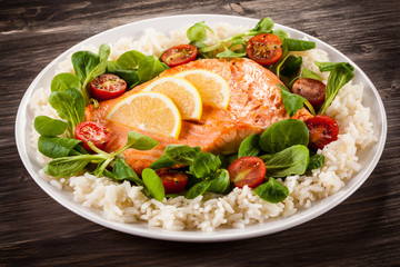 Roasted salmon, white rice and vegetables