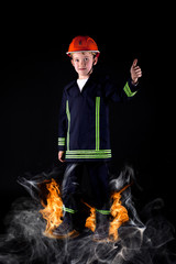 Kind im Feuerwehrkostüm