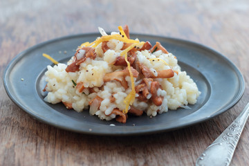 Risotto with chanterelle on a tin plate.