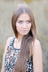 Fototapeta premium beautiful elegant brunette girl in a field