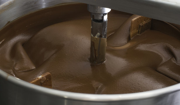 Machine for mixing chocolate