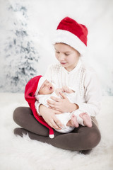 Geschwister mit Weihnachtsmütze