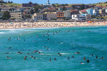 Surfeurs a Bondi beach - 78552822