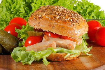 Körnerbrötchen mit gebratenem Hühnerfleisch