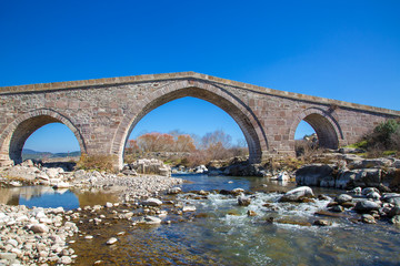 Fototapeta na wymiar Tarihi Behramkale Köprüsü Assos