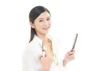 微笑む美容師