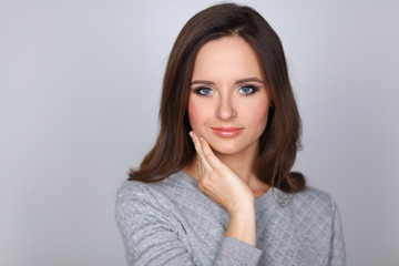 Naklejka premium Portrait of an attractive fashionable young brunette woman