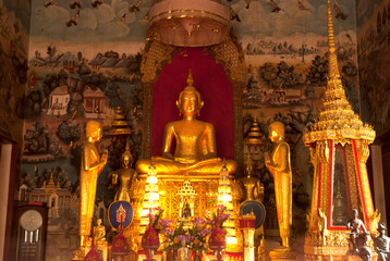 Fototapeta na wymiar Indoor of famous sitting Buddha in Thai Temple.