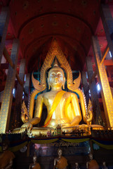Obraz premium The famous large sitting Buddha in Thai Temple.