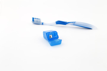 Zahnseide mit blauer Zahnbürste