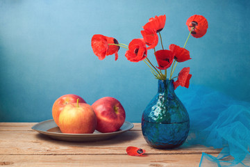 Obraz premium Retro still life with poppies and apples