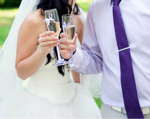 Жених и невеста чокаются бокалами