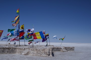 ウユニ塩湖にたなびく国旗