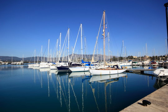 Fototapeta Yachts and sail boats reflected in a Marina