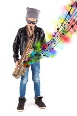 Naklejka premium Junge mit Saxofon und Noten