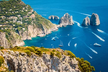 Photo sur Plexiglas Lieux européens Capri, Faraglioni dans la mer méditerranée. Italie, Naples