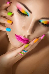 Foto op Plexiglas Sexy meisjesportret met levendige make-up en kleurrijke nagellak © Subbotina Anna