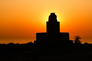 Fototapeta premium sunset on the sea with silhouette of the building