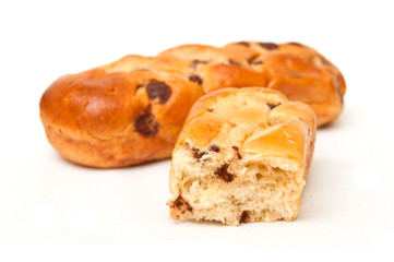 brioche aux pépites de chocolat sur fond blanc 