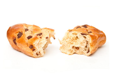 brioche aux pépites de chocolat sur fond blanc 