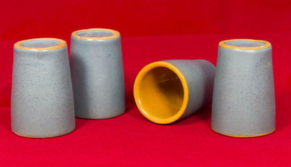 Игра в наперстки, стаканчики, игральные кубики