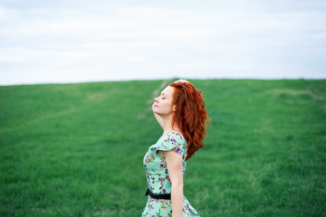 Obraz premium Beautiful portrait of woman in the park