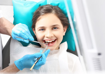 Dziecko u dentysty, przegląd dentystyczny - obrazy, fototapety, plakaty