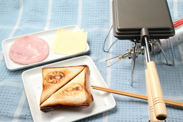 ハムサンドでキャンプ