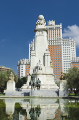 Fototapeta premium Monumento a Miguel de Cervantes en Plaza de España, Madrid.