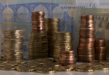Euro-Münzenstapel und Papiergeld