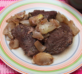 Wild mit Zwiebeln