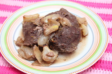 Wild mit Zwiebeln