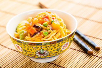 Gebratene Nudeln süß-sauer - fried noodles, sweet and sour