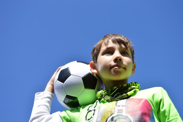 kind mit fussball