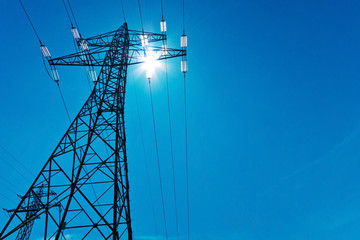 Strommast mit Sonne und Himmel
