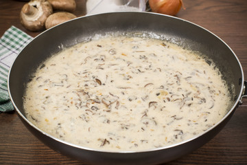 mushrooms in sour cream