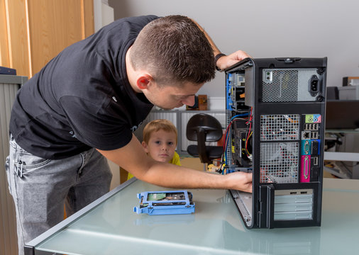 Mann reparierrt einen Computer