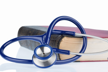 Buch und Stethoskop