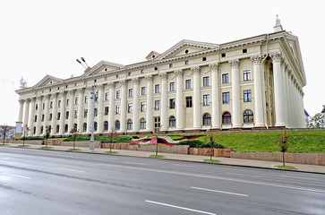 Fototapeta na wymiar Building with columns in the center of Minsk