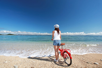 Obraz na płótnie Canvas 南国沖縄の美しいビーチと女性
