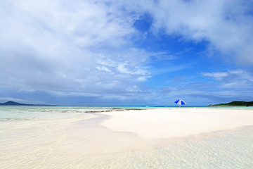 Fototapeta premium 野甫島の美しい珊瑚の海と夏空