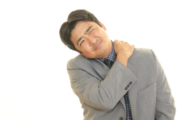 肩痛を訴えるビジネスマン