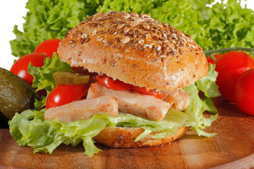Körnerbrötchen mit gebratenem Hühnerfleisch