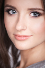 Obraz premium Portrait of an attractive fashionable young brunette woman