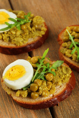Sandwiches with green peas paste and boiled egg