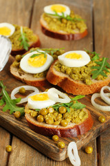 Sandwiches with green peas paste and boiled egg with onion